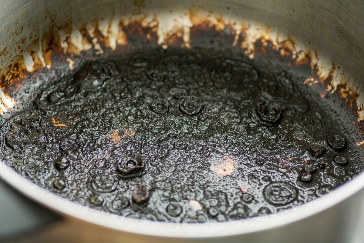 Čišćenje zagorelog posuđa tabletom za sudove