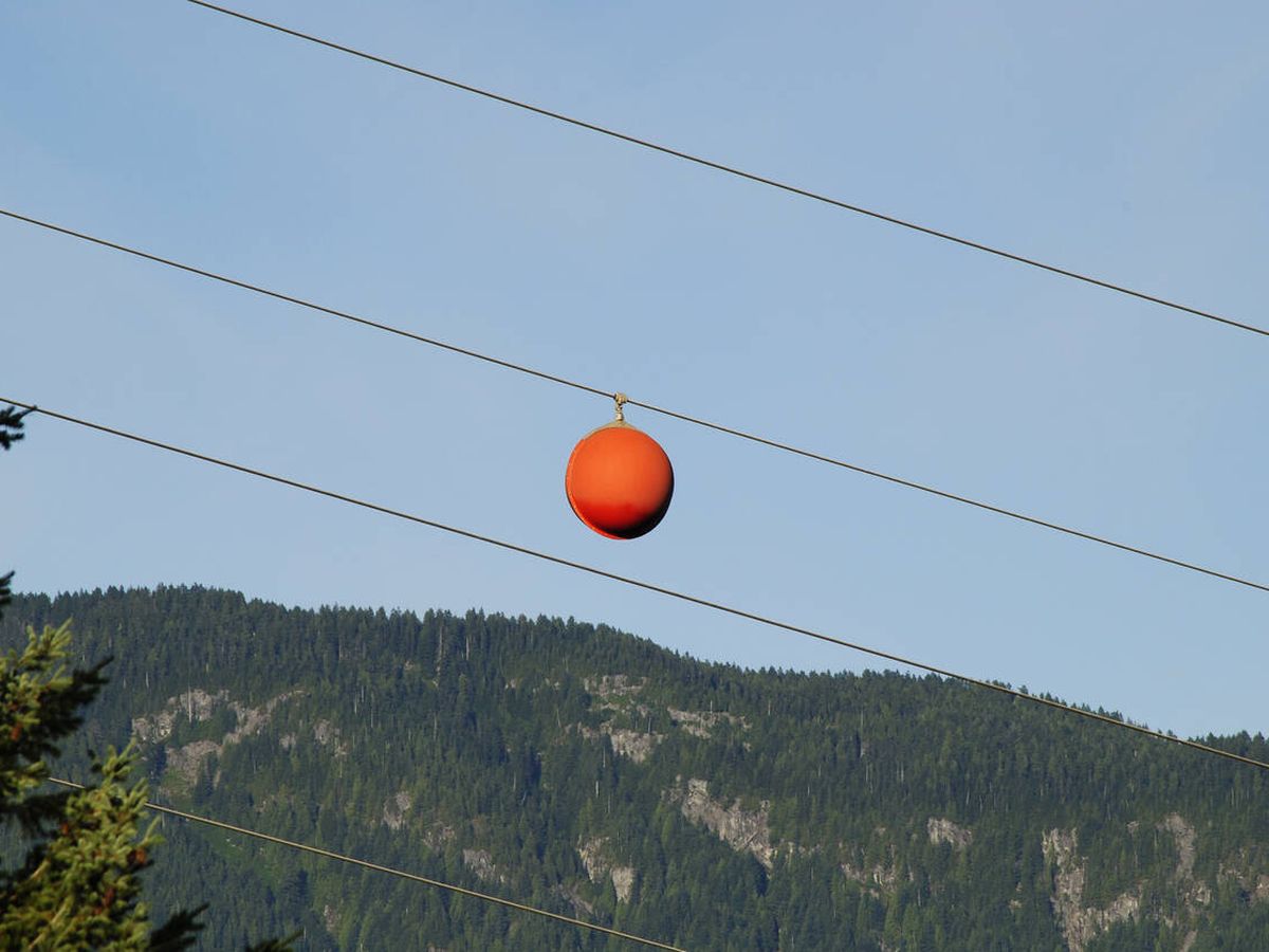 Crvene kugle na dalekovodima za bezbednost letenja