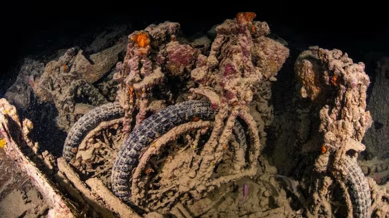 Ronilac proverava opremu pored korozivnog metala olupine