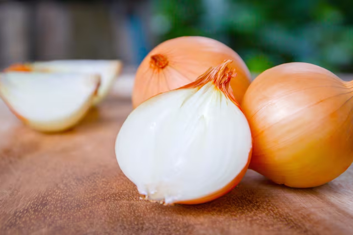 Trljanje prozora lukom kao zaštita od smrzavanja