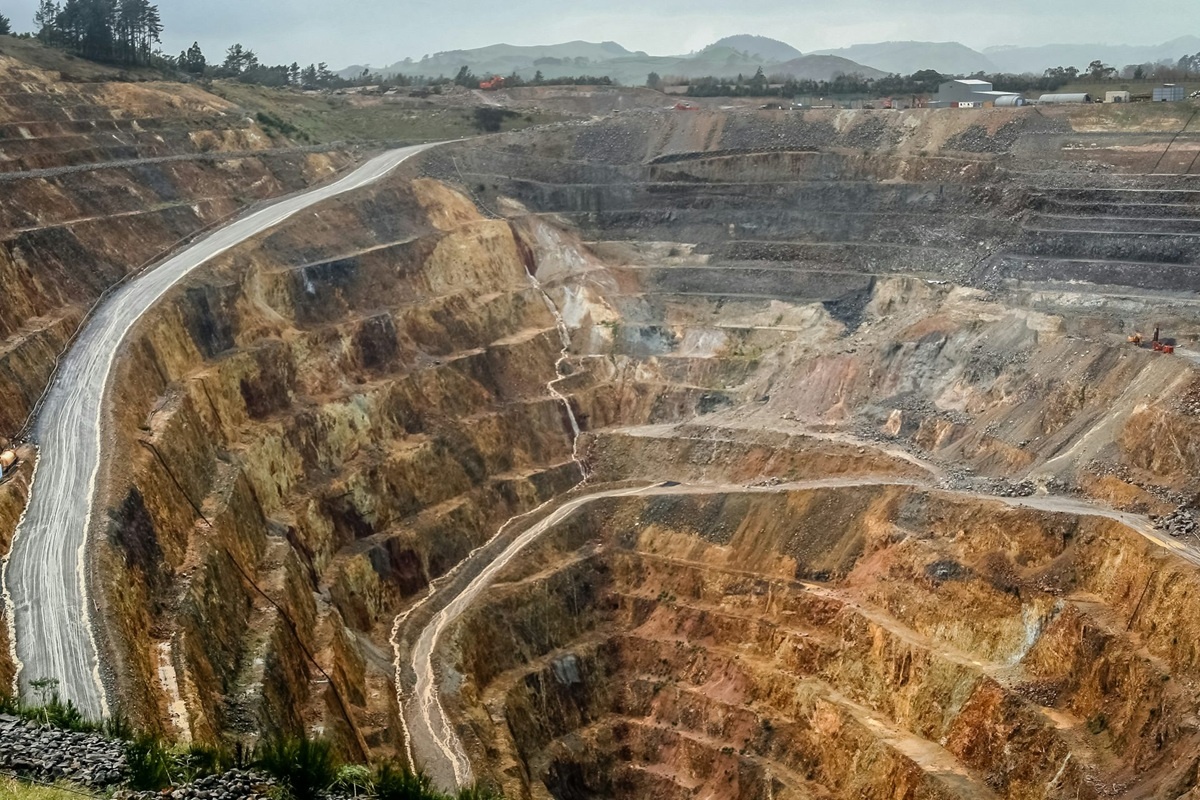 Pogled na ogromni otvoreni kop rudnika zlata u Brazilu