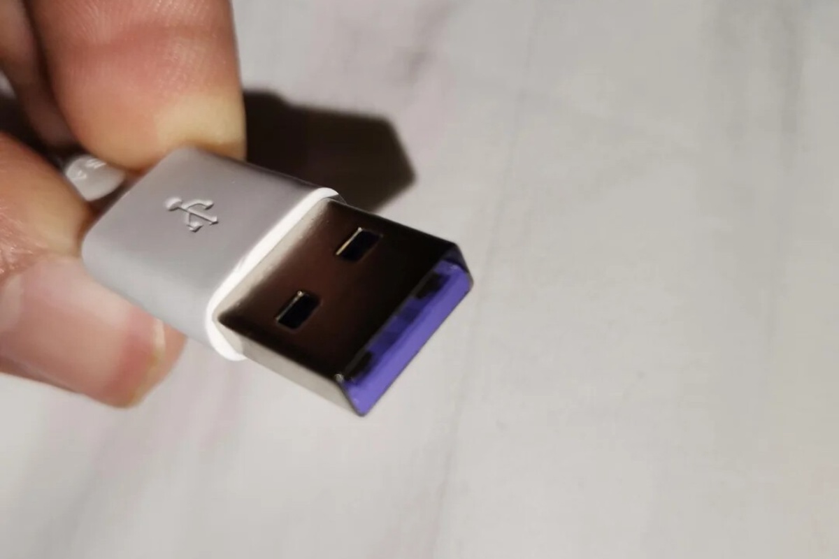 Različite boje USB portova na laptopu