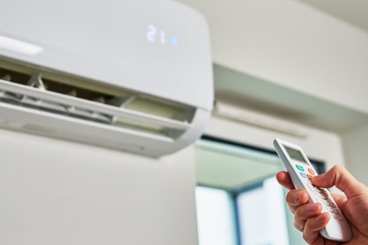 Sakupljanje vode iz klima uređaja u posudu