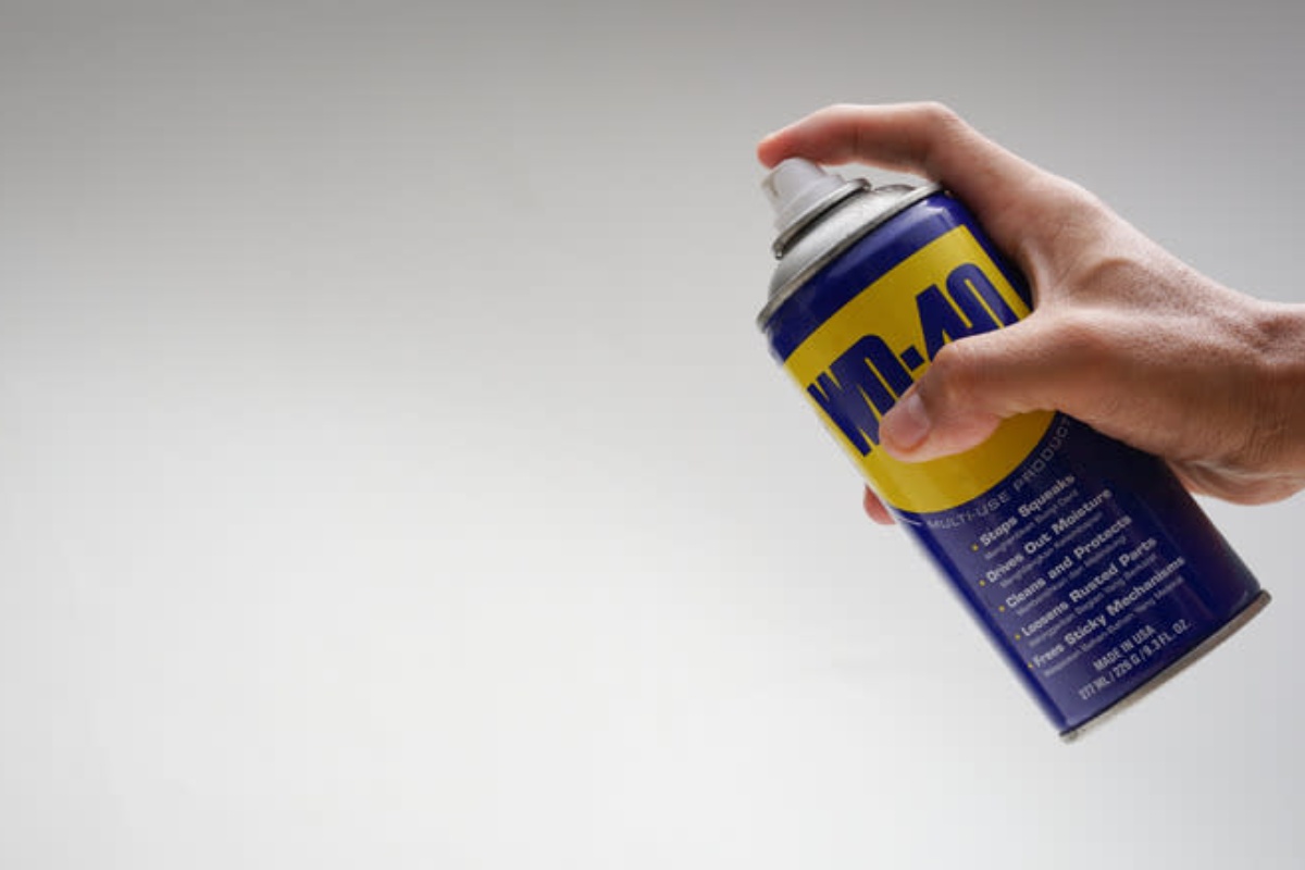 Uklanjanje lepljivih ostataka sa stakla pomoću WD-40 spreja