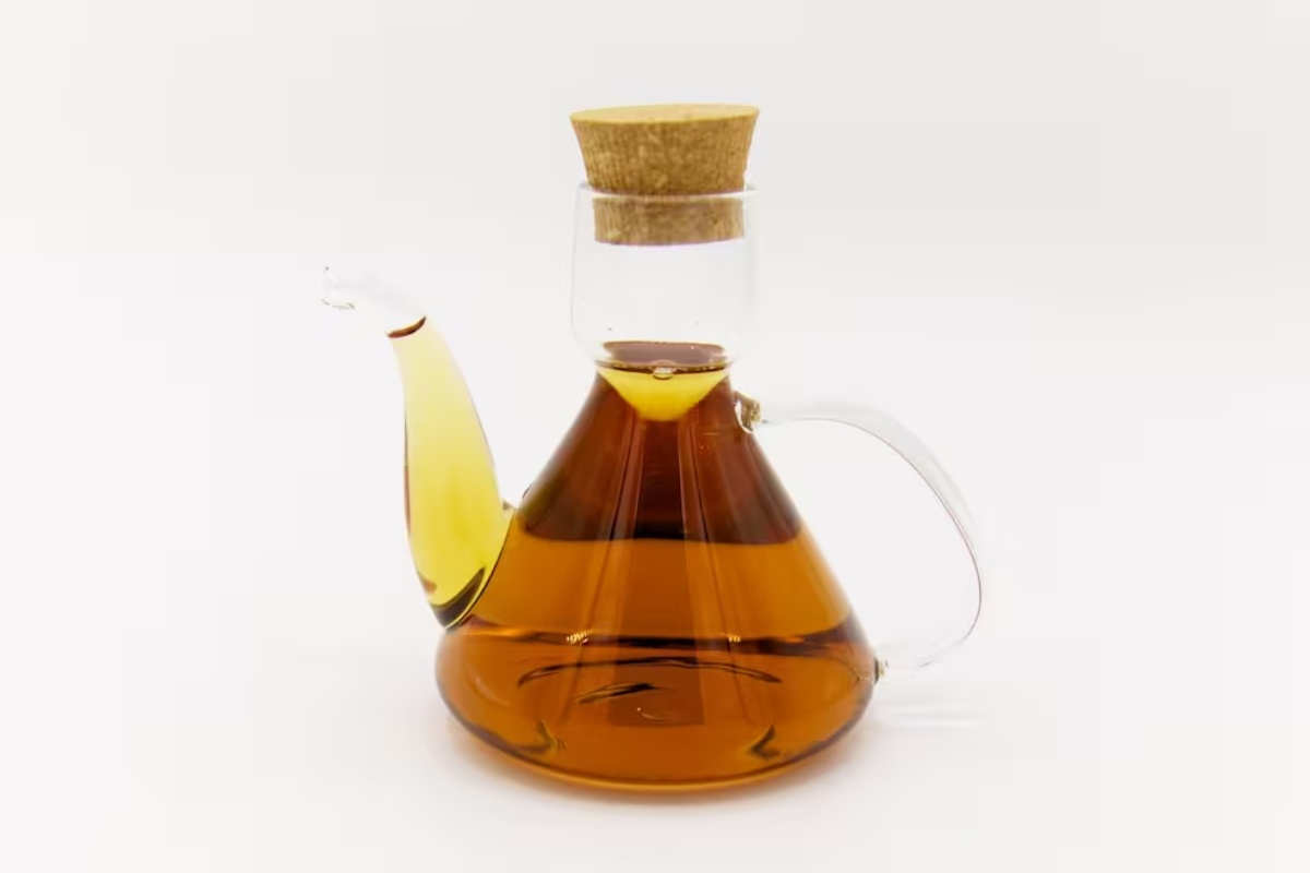 Prskanje sirćeta na drveni prag ulaznih vrata