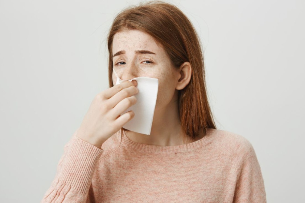 Pravilno postavljena zavesa za tuširanje radi sprečavanja buđi