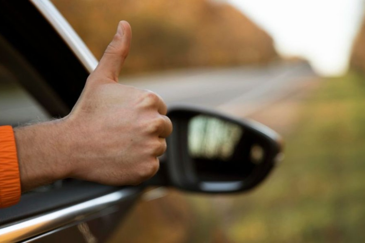 Pješak zahvaljuje vozaču na pešačkom prelazu