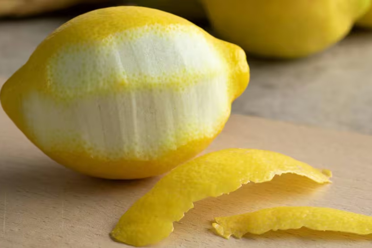 Kuvanje limunove kore i lavande za osvežavanje doma