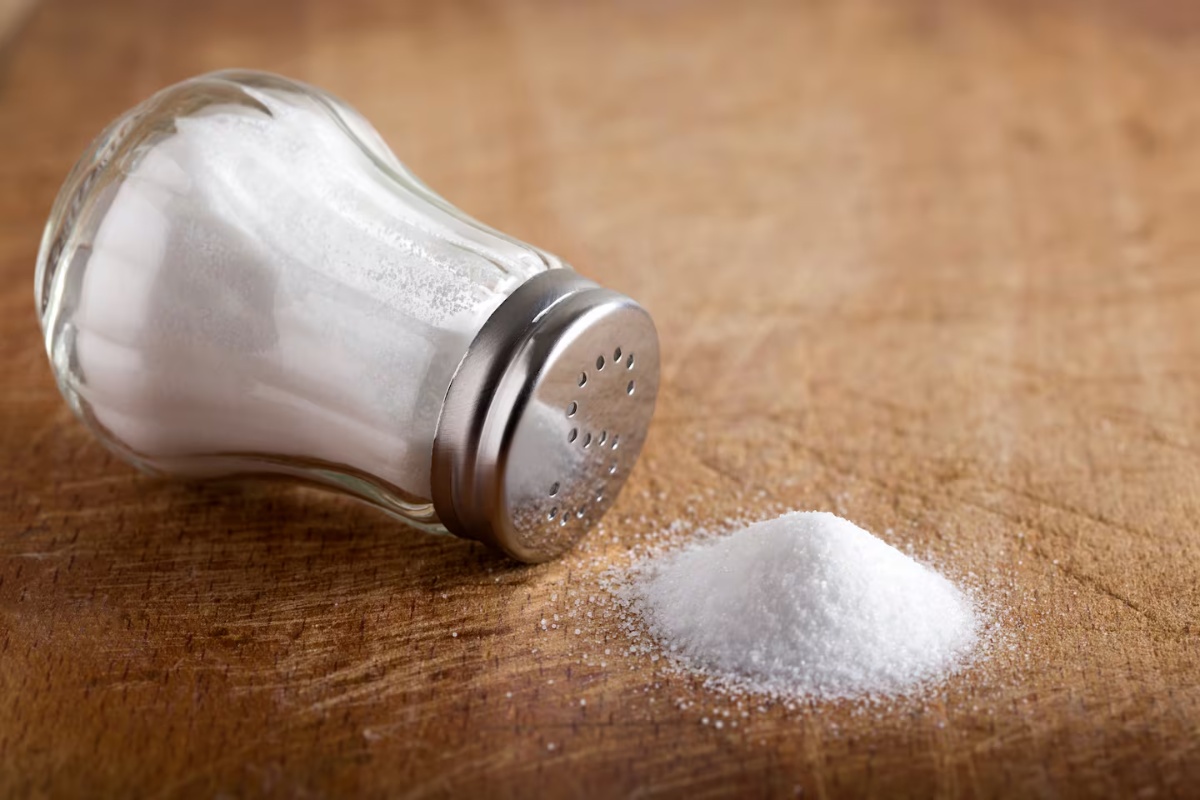 Čaša soli na ulazu u stan za čišćenje energije