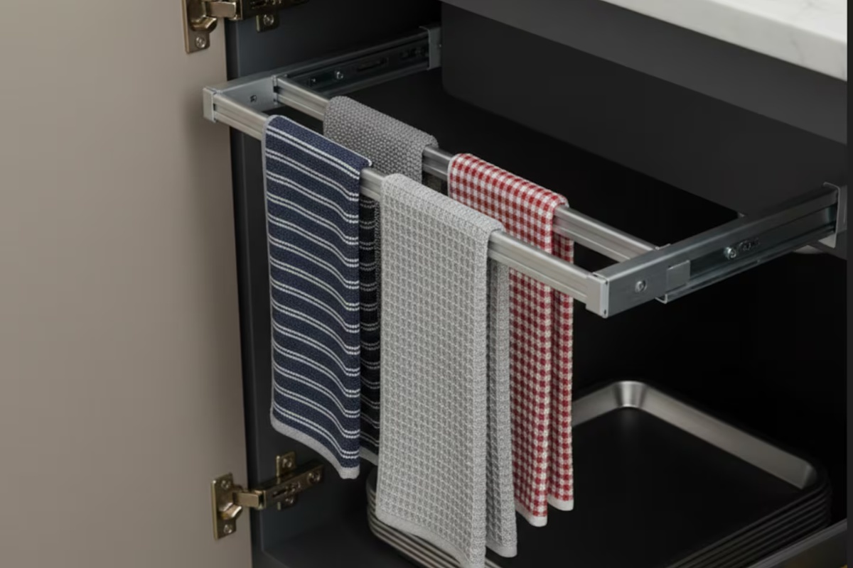 Izvlačna šipka za kuhinjske krpe unutar elementa