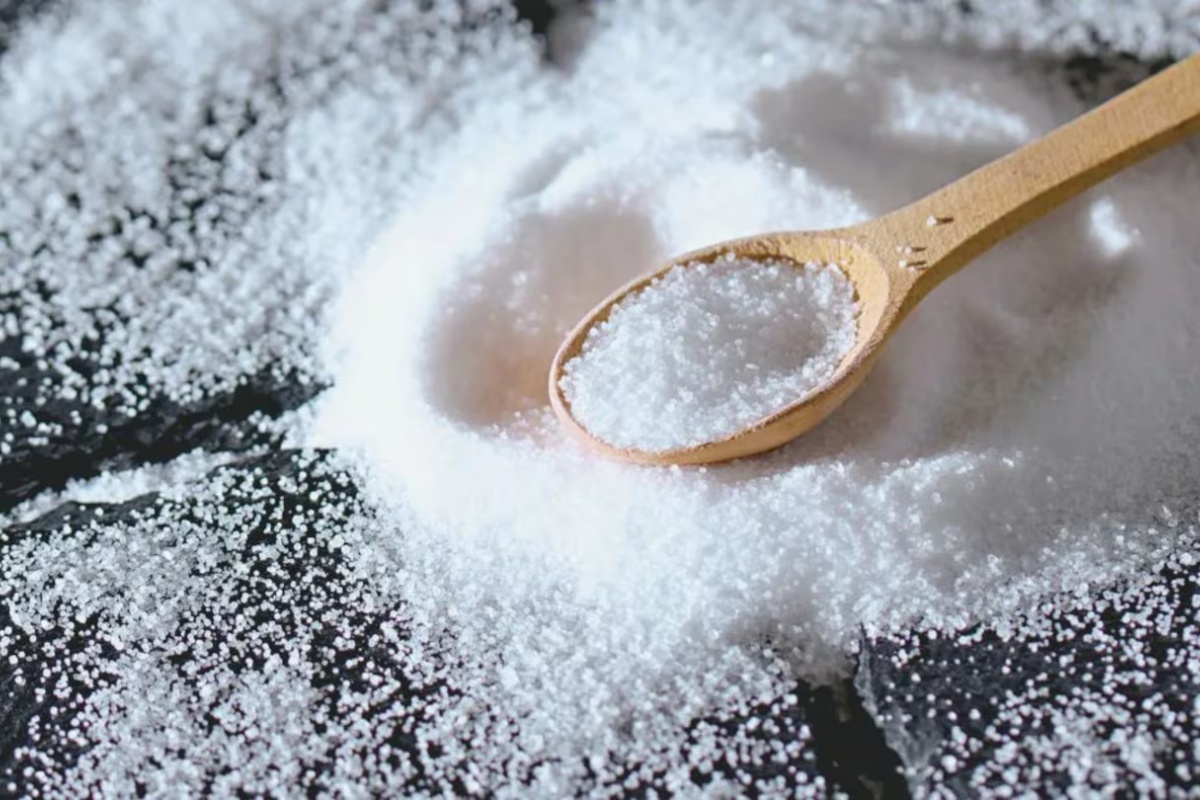 Tanjir sa krupnom solju kao dekoracija i energetski čistač