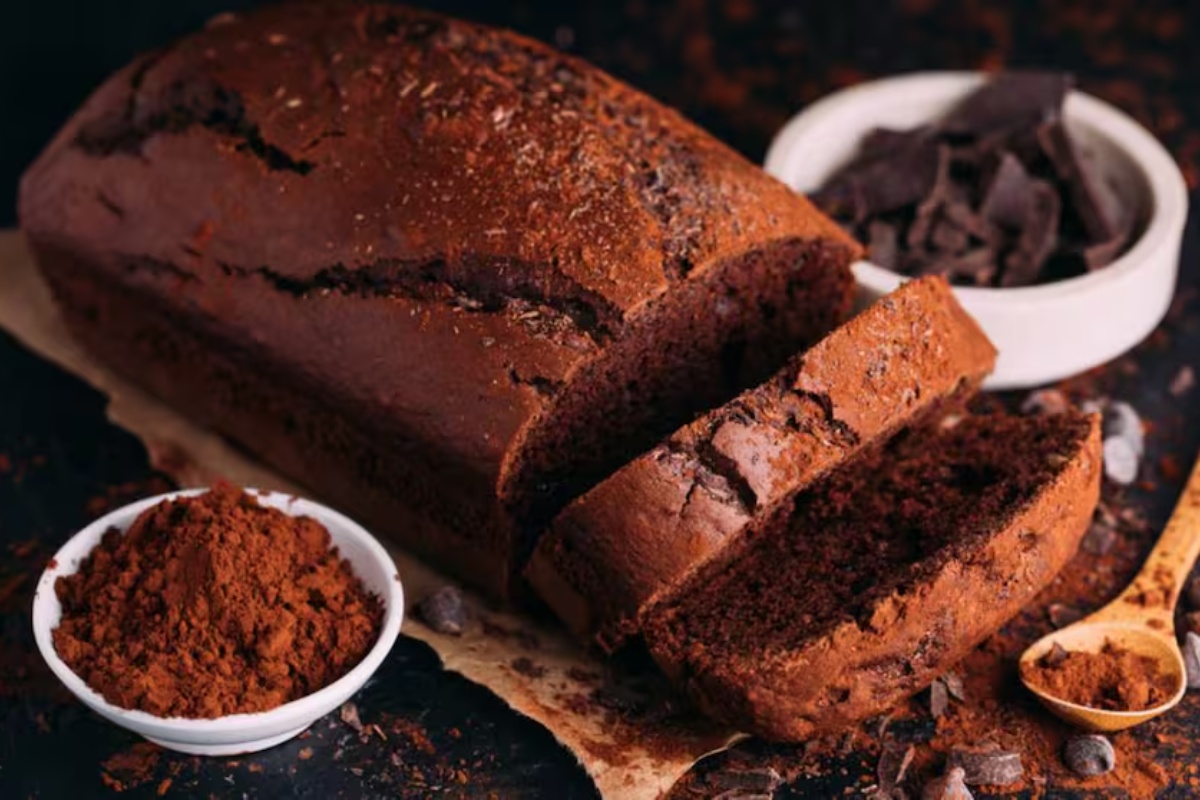 Zdrav čokoladni kolač bez brašna i šećera serviran na tanjiru