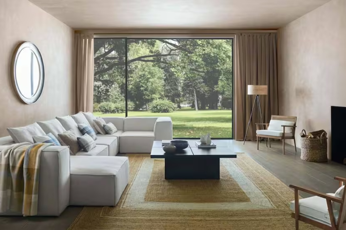 Organski materijali i zakrivljen nameštaj u dnevnom boravku