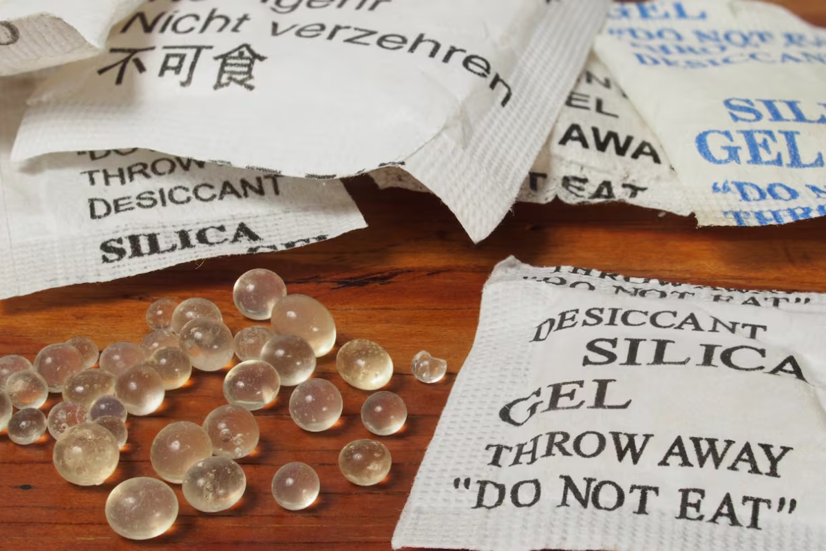 Čišćenje vetrobranskog stakla mikrofiber krpom