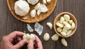 Ne dobja ki őket: miért ajánlott a fokhagyma héját a növények talajába tenni, és mire jók