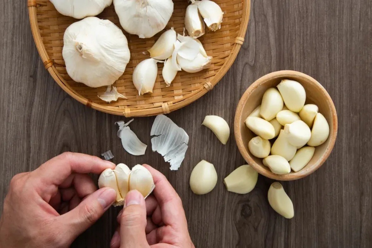 Ne dobja ki őket: miért ajánlott a fokhagyma héját a növények talajába tenni, és mire jók