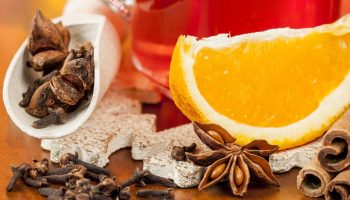 Fierberea cojii de mandarine cu piper și scorțișoară: pentru ce este utilă și de ce este recomandată.