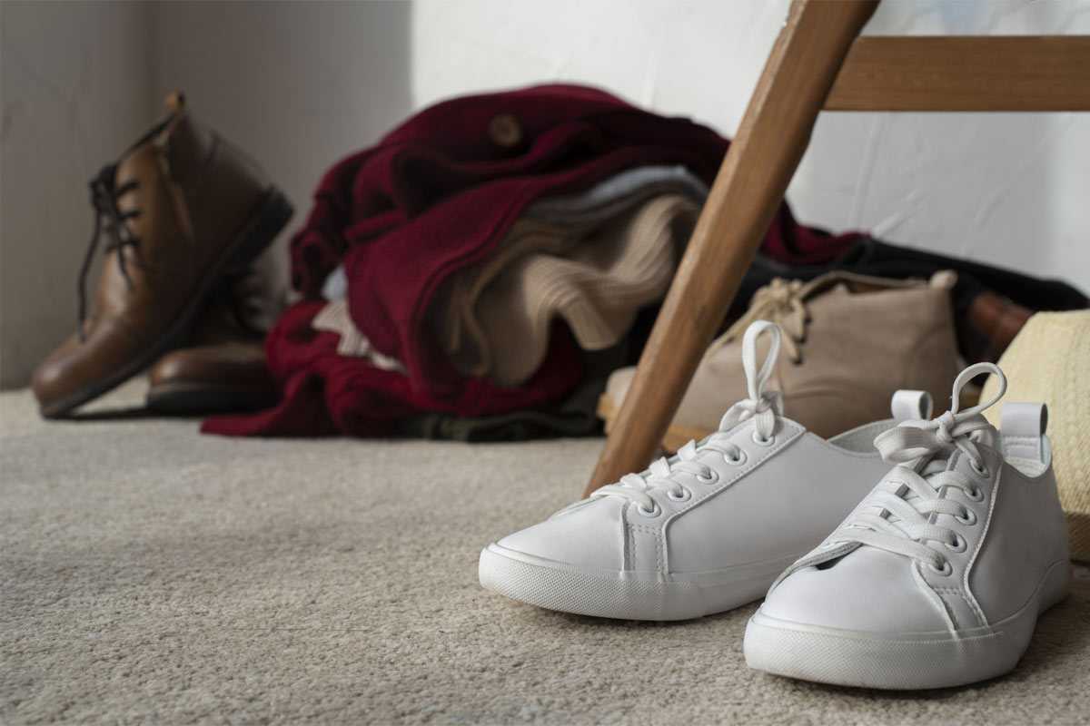 Zimska obuća prekrivena solju