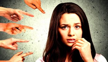 Psiholog: „Cel mai evident semn al unei stime de sine scăzute este autoapărarea excesivă, autocritica excesivă”.