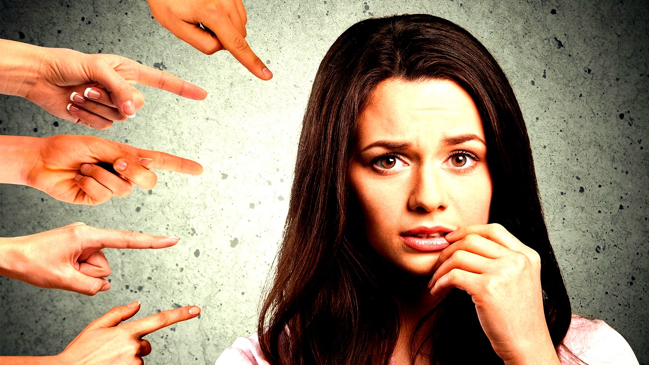 Psiholog: „Cel mai evident semn al unei stime de sine scăzute este autoapărarea excesivă, autocritica excesivă”.