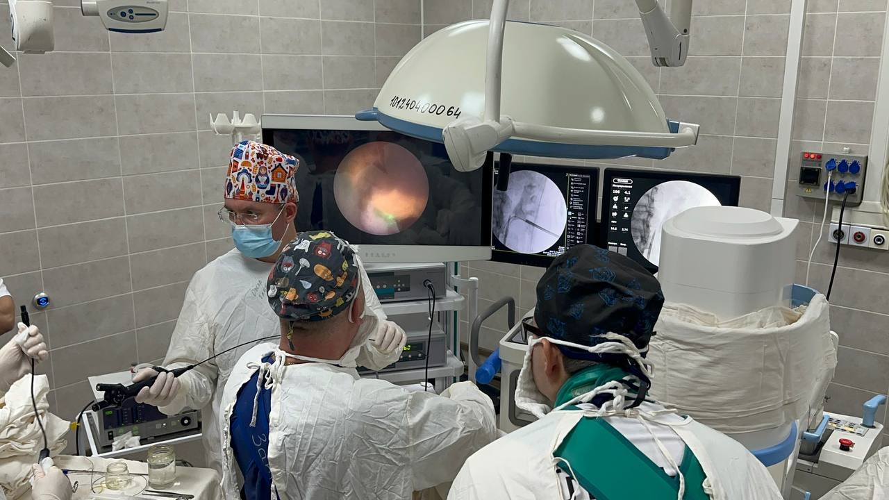 Medicinsko osoblje pod zaštitnom opremom zbog virusa Nipah