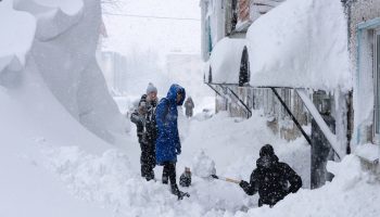 Nevicata record nella Russia orientale genera frustrazione, divertimento e enormi cumuli di neve urbani