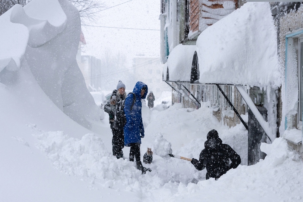 Nevicata record nella Russia orientale genera frustrazione, divertimento e enormi cumuli di neve urbani