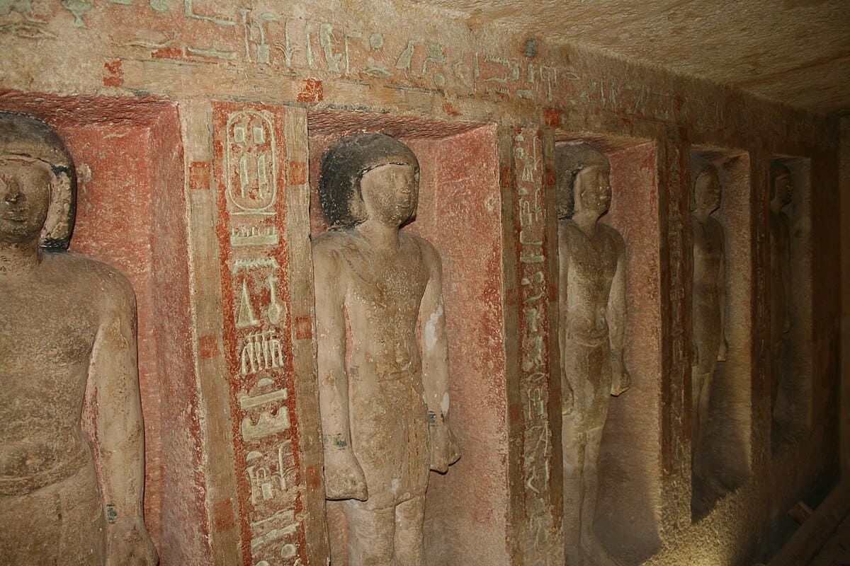 Zapečaćena grobnica s 4300 godina starom mumijom prekrivenom zlatom otkrivena je ispod pijeska Saqqare