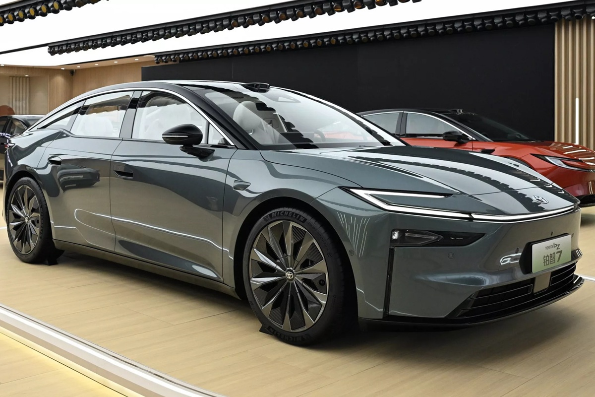 Nella sua ricerca della berlina elettrica perfetta, Toyota ha già trovato un alleato per non dipendere da Apple o Google: Huawei.