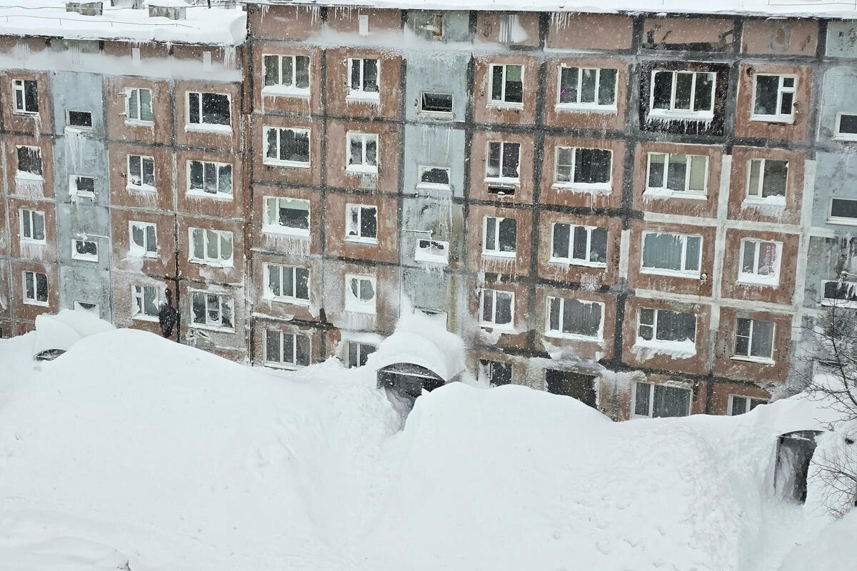 Rekordne snježne padaline u istočnoj Rusiji izazivaju frustraciju, zabavu i ogromne gradske snježne nanose.