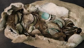 Scoprono più di 300 monete medievali e, a pochi metri di distanza, una tomba anglosassone con guerrieri e un cavallo: due reperti separati da secoli che riscrivono la storia del Suffolk.