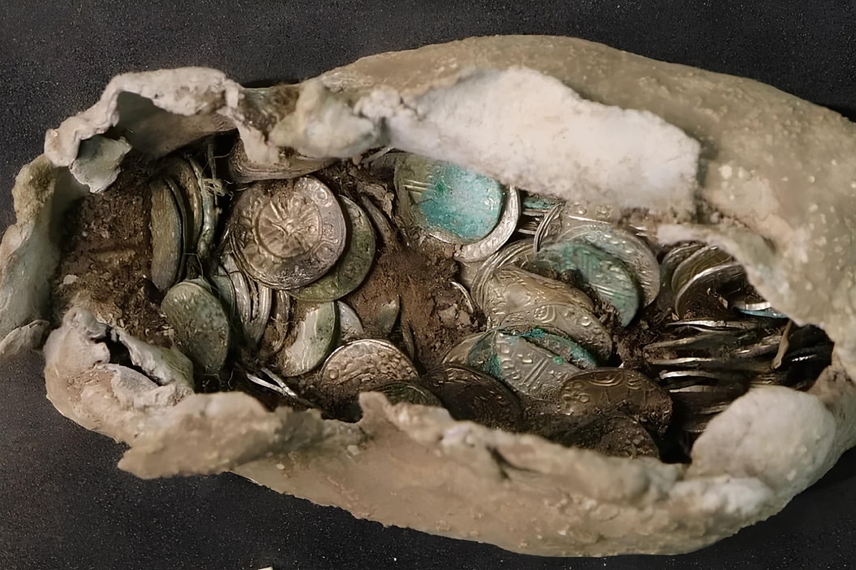 Scoprono più di 300 monete medievali e, a pochi metri di distanza, una tomba anglosassone con guerrieri e un cavallo: due reperti separati da secoli che riscrivono la storia del Suffolk.