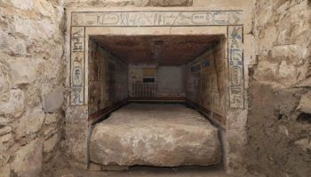 Sotto le sabbie di Saqqara è stata rinvenuta una tomba sigillata con una mummia di 4.300 anni ricoperta d’oro: potrebbe essere la più antica dell’Antico Impero