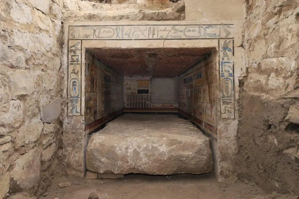 Sotto le sabbie di Saqqara è stata rinvenuta una tomba sigillata con una mummia di 4.300 anni ricoperta d’oro: potrebbe essere la più antica dell’Antico Impero