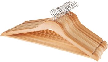 Puțini știu la ce servesc crestăturile de pe umerașe.