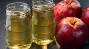 Mescolare bucce di mela con aceto: a cosa serve e perché si consiglia di preparare questo rimedio casalingo