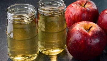 Mescolare bucce di mela con aceto: a cosa serve e perché si consiglia di preparare questo rimedio casalingo
