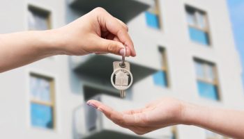 Legea privind închirierea locuințelor a încetat să mai fie în vigoare: chiriașii pot rămâne în locuință, chiar dacă proprietarul nu dorește să prelungească contractul.