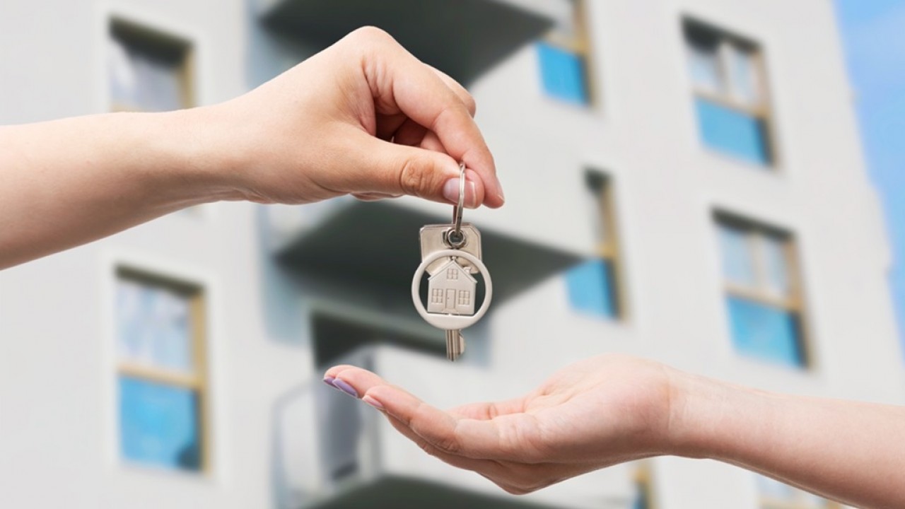 Legea privind închirierea locuințelor a încetat să mai fie în vigoare: chiriașii pot rămâne în locuință, chiar dacă proprietarul nu dorește să prelungească contractul.