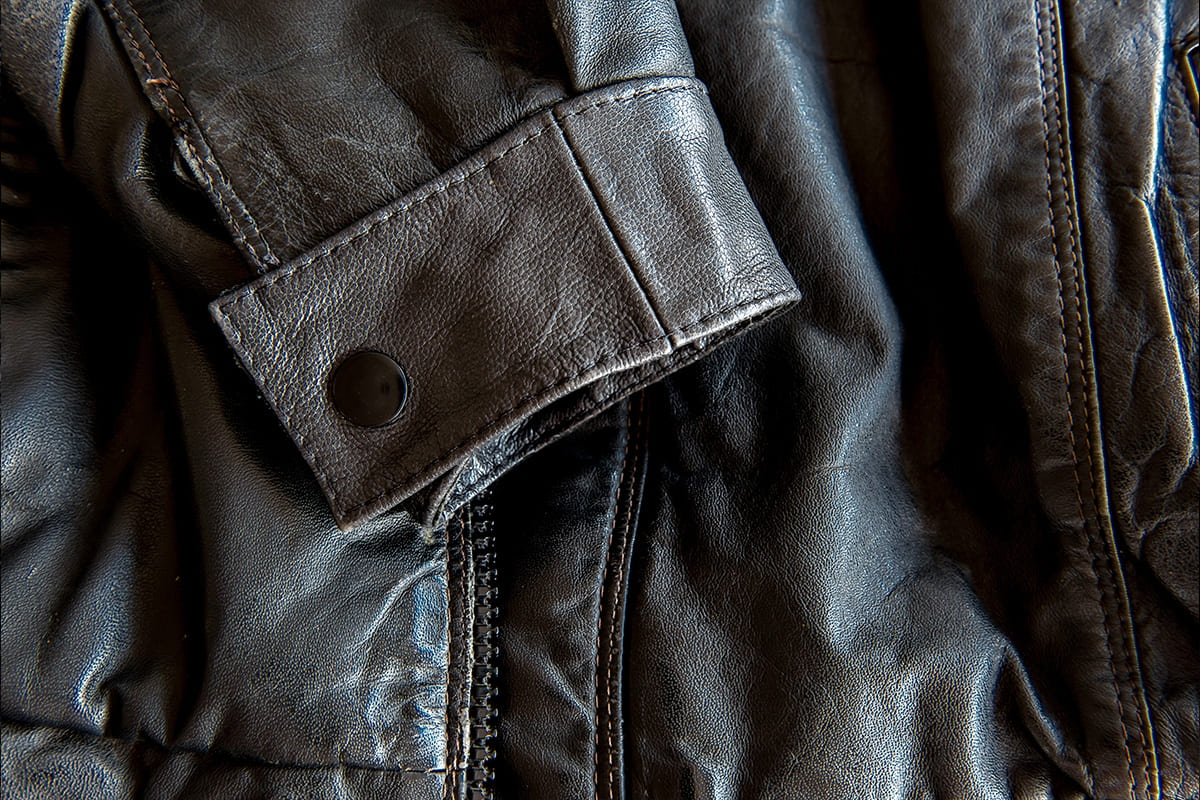 Recikliranje stare jakne od umjetne kože u moderan privjesak za ključeve