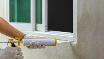 Come sigillare una finestra in plastica sul davanzale per avere finalmente un ambiente caldo?