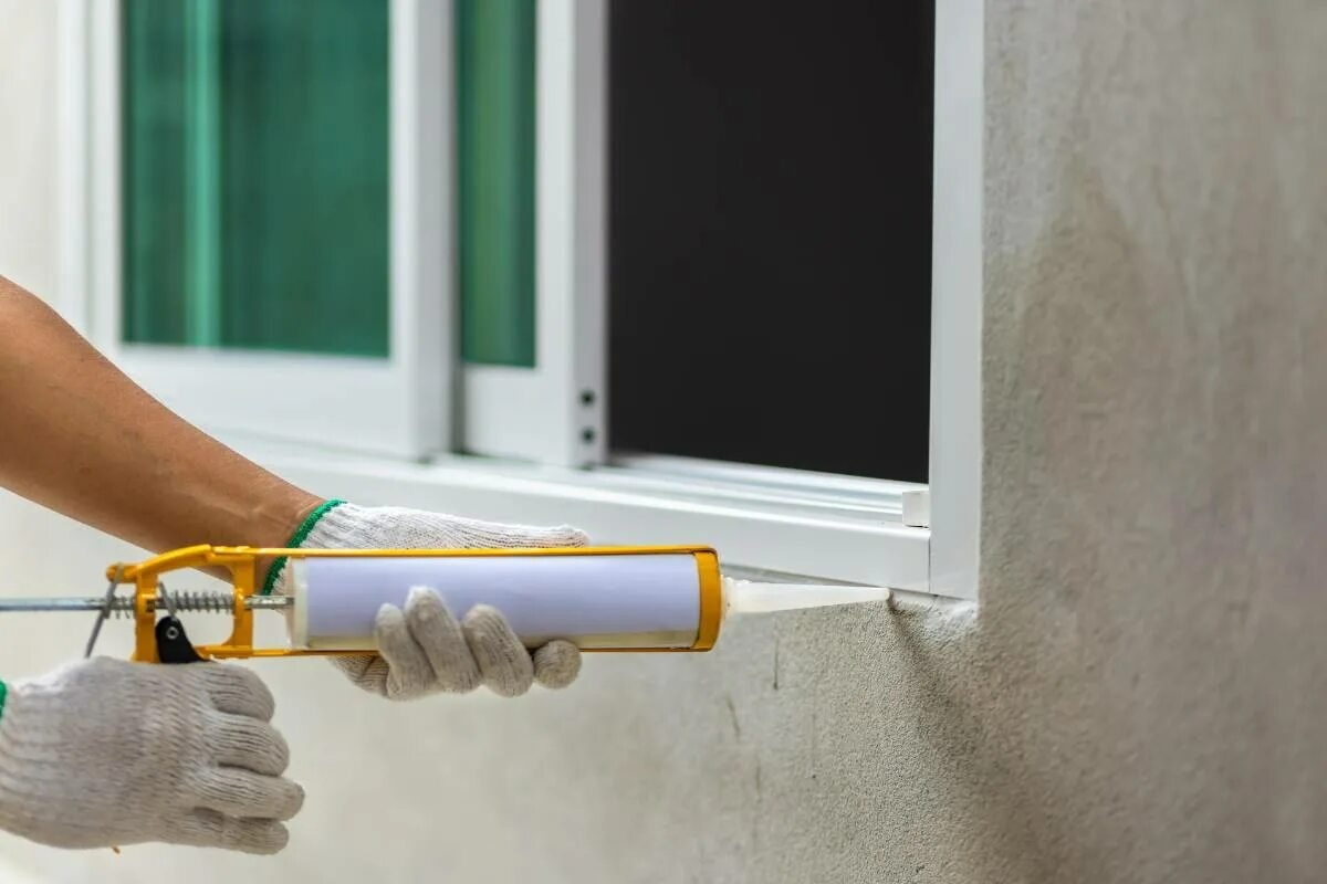 Come sigillare una finestra in plastica sul davanzale per avere finalmente un ambiente caldo?