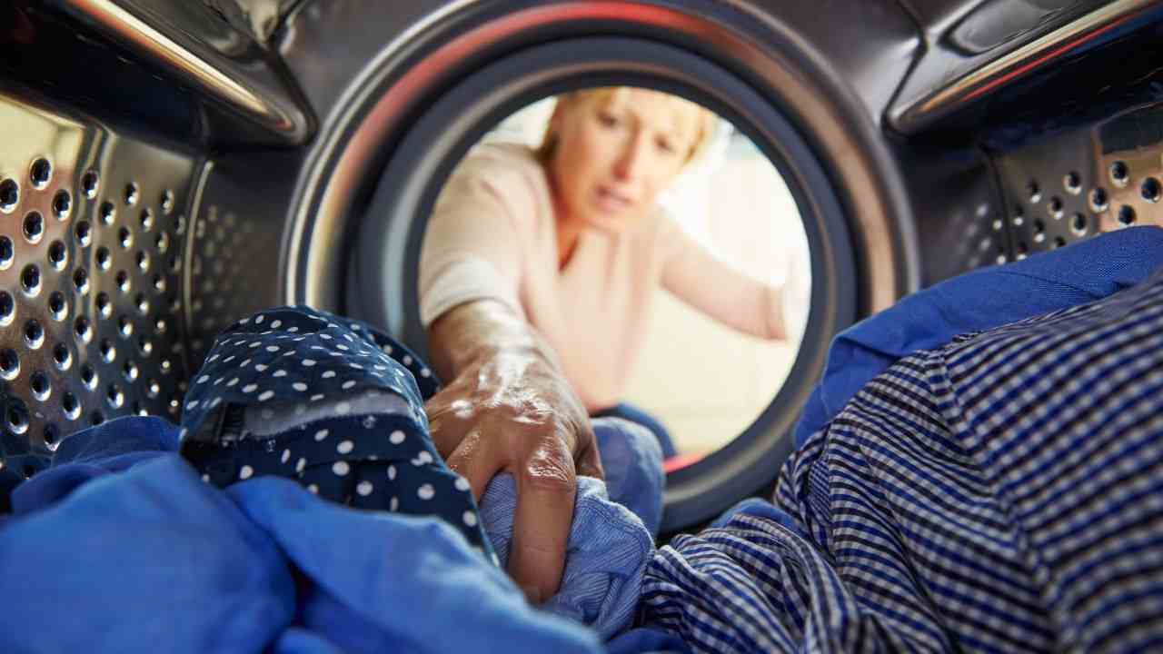 Čišćenje perilice rublja – uklanjanje mirisa i naslaga