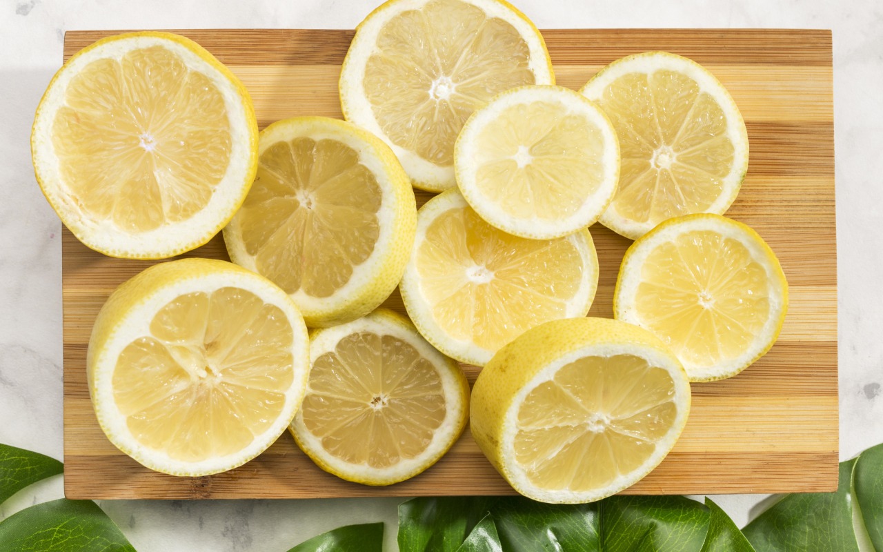 Sečenje svežeg limuna za dezinfekciju doma