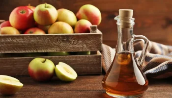 Care sunt avantajele utilizării oțetului de mere pentru părul cărunt și cum se utilizează corect?