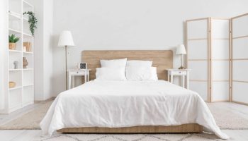 Soľná miska pod posteľou: naozaj pomáha bojovať s vlhkým vzduchom v spálni?