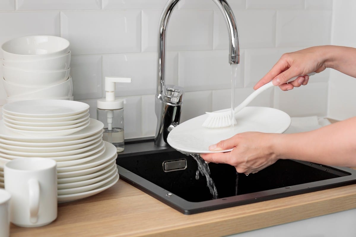 Ručno pranje sudova u sudoperi