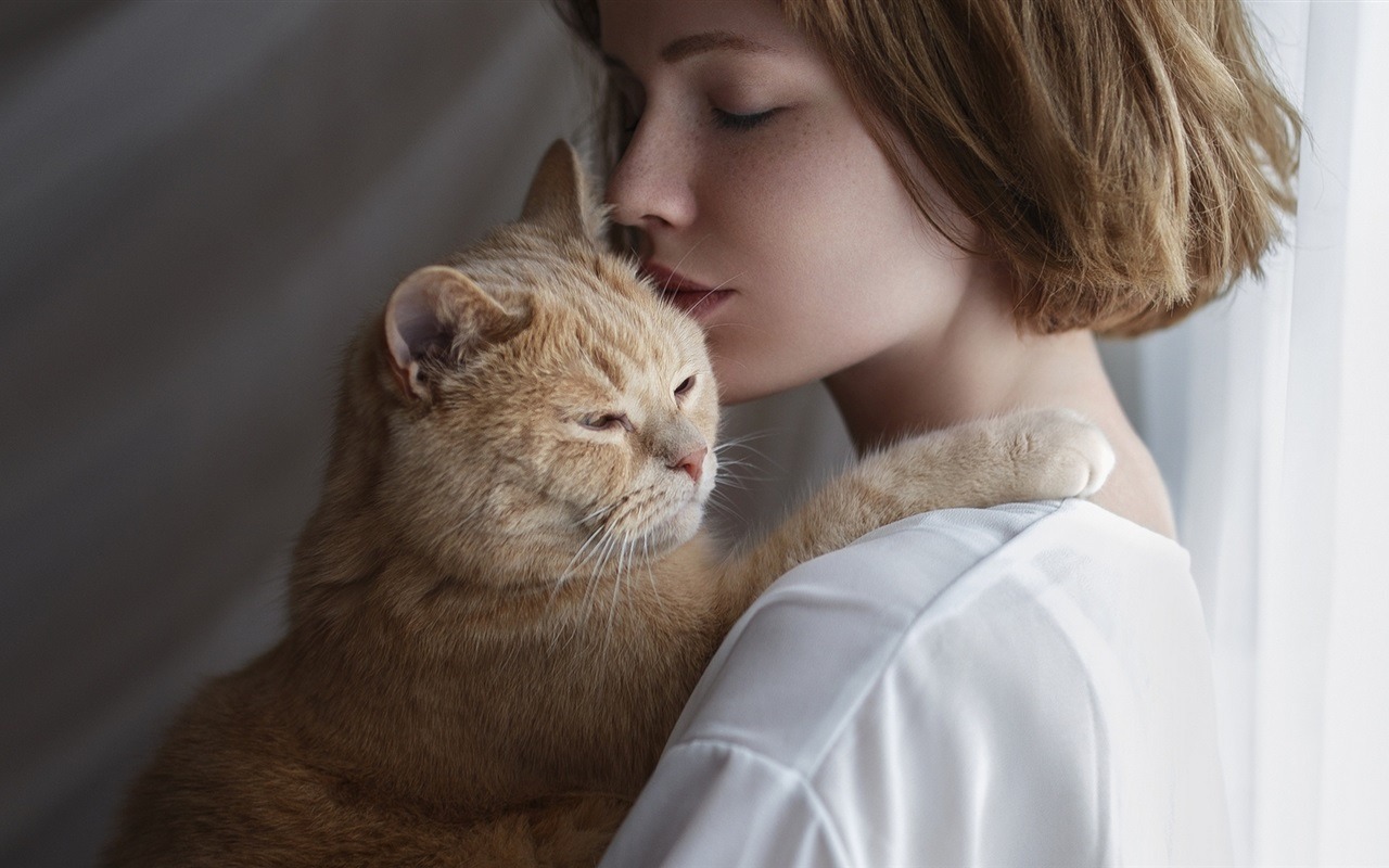 Devojčica grli svoju mačku