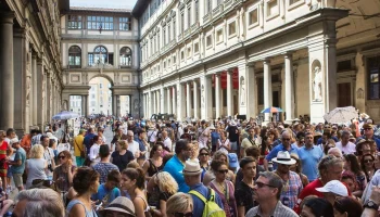 Carme, 80 de ani, fostă proprietară a unui chioșc: „Turiștii cred că toată lumea trebuie să vorbească engleza; eu le răspund întotdeauna în limba mea, iar ei trebuie să se adapteze”.