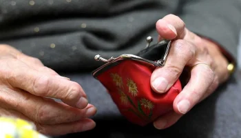 Satu, în vârstă de 75 de ani, abia reușește să se descurce cu pensia mică, în ciuda faptului că lucrează de la 14 ani: „Mâncarea este incredibil de scumpă”.